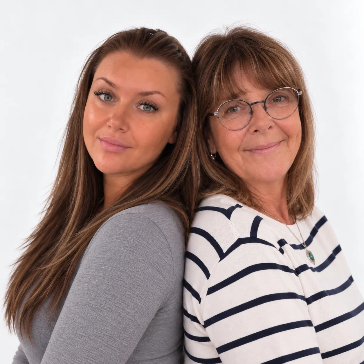 Camille et sa mère, dos à dos, souriantes
