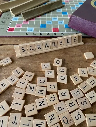 Partie de Scrabble en cours sur une table en bois